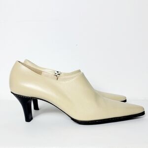 Bruno Magli Made In Italy Cream Leather Closed Heel Women's Pumps 7.5